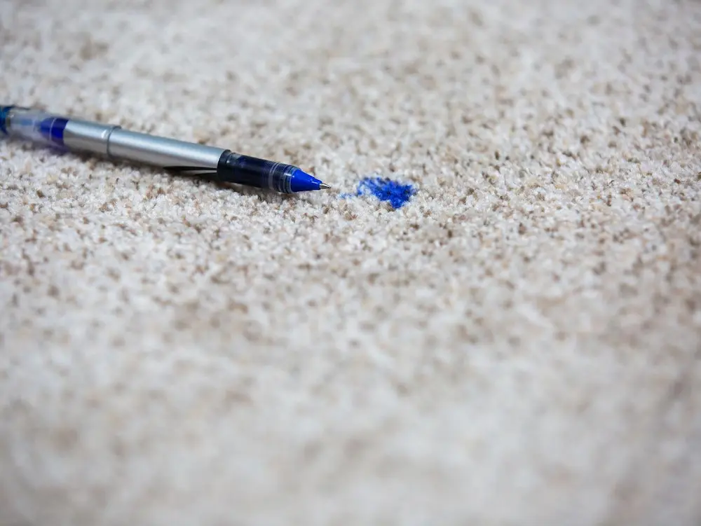 You are currently viewing پاک کردن لکه جوهر خودکار از روی فرش و مبل